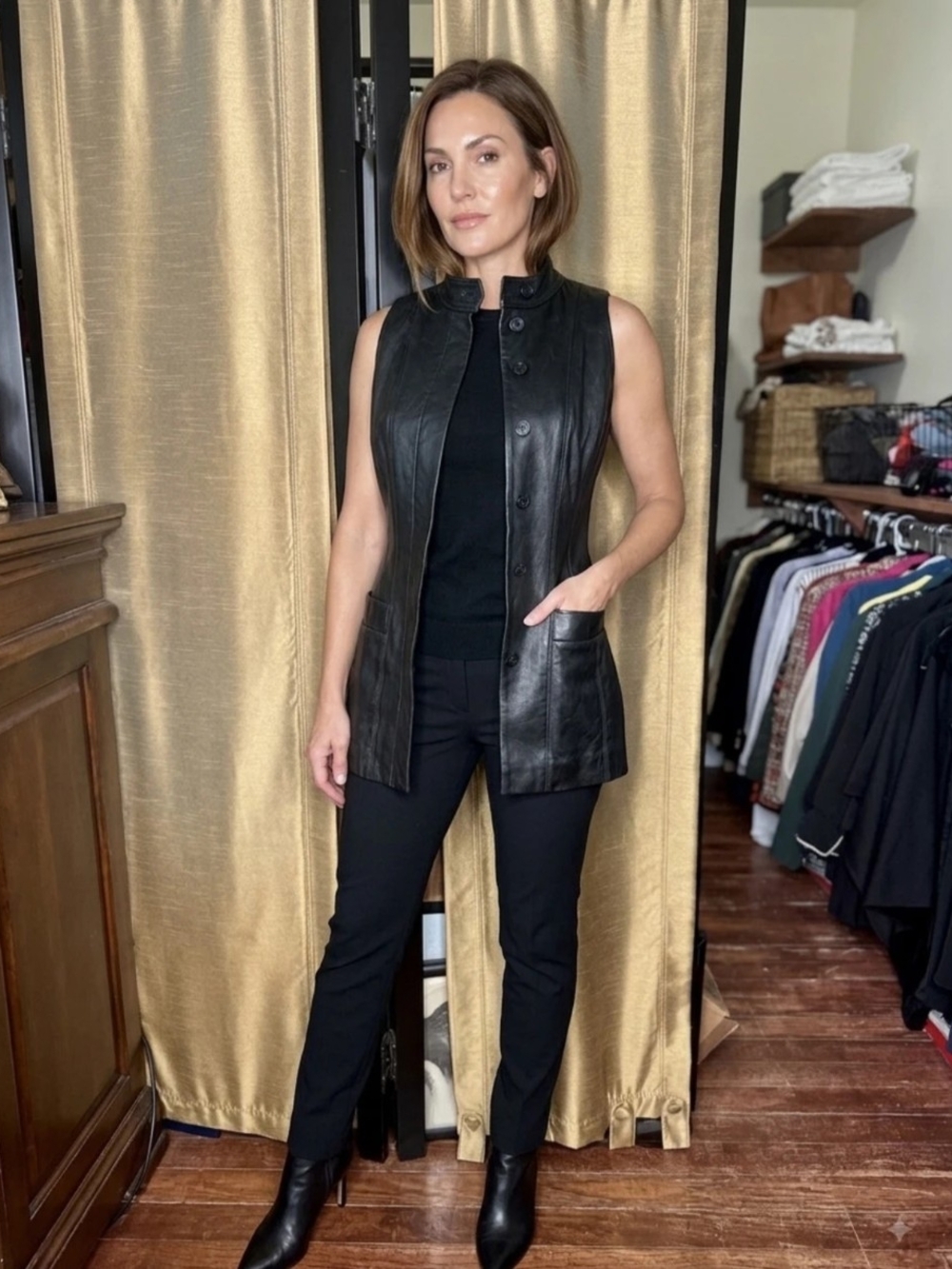 Oscar de la Renta! Sleeveless Black Leather Button-Front Vest